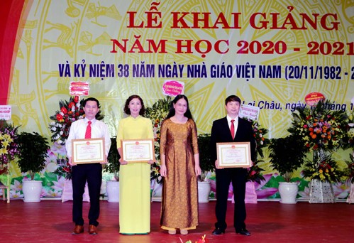 Bà Lương Thị Tuyến (thứ 2 từ bên phải) trao tặng Bằng khen cho các tập thể, cá nhân có thành tích xuất sắc.