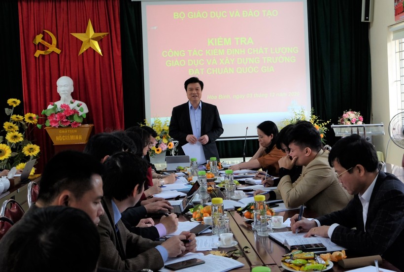 Thứ trưởng Nguyễn Hữu Độ phát biểu trong buổi làm việc với Sở GD&ĐT Hòa Bình.