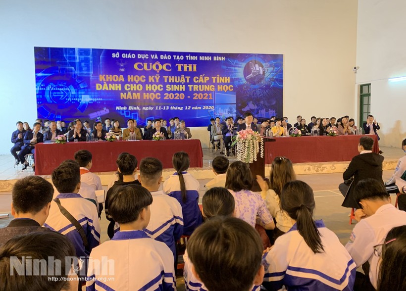 Lãnh đạo Sở GD&ĐT Ninh Bình phát biểu khai mạc cuộc thi. Ảnh theo báo Ninh Bình.