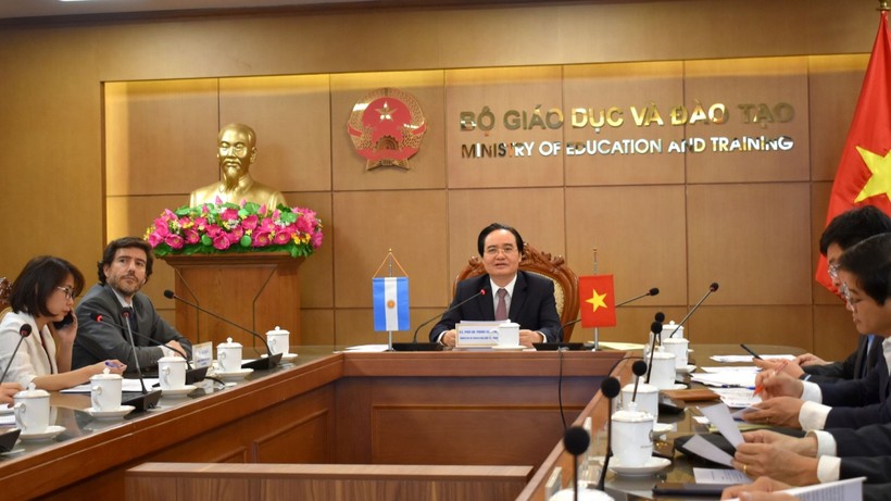 Bộ trưởng Bộ GD&ĐT Phùng Xuân Nhạ trao đổi tại cuộc hội đàm trực tuyến.