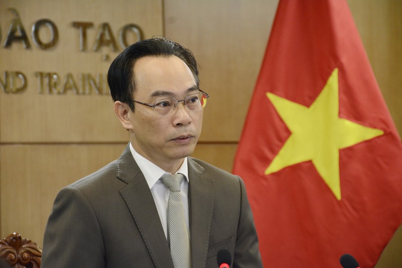 Thứ trưởng Bộ GD&ĐT Hoàng Minh Sơn phát biểu tại hội nghị.