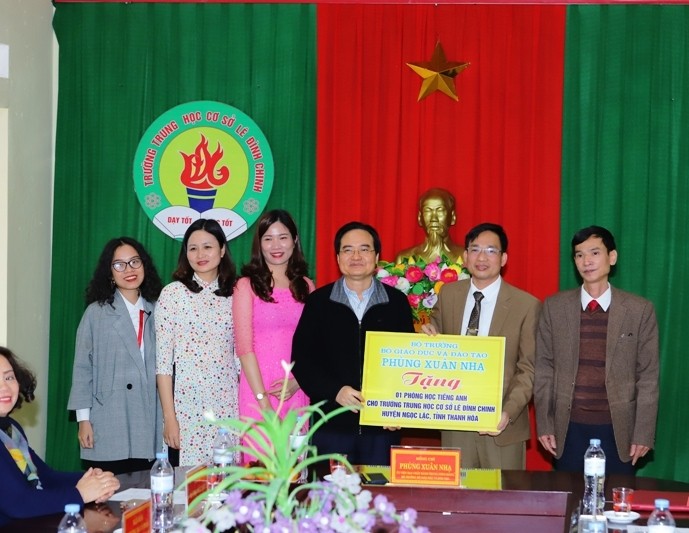 Bộ trưởng Bộ GD-ĐT Phùng Xuân Nhạ tặng quà cho trườngTHCS Lê Đình Chinh.