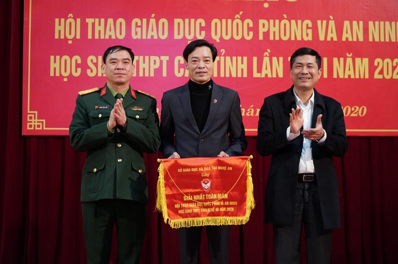 Trao cờ thi đua cho Trường THPT Diễn Châu 4 (huyện Diễn Châu) đạt giải Nhất toàn đoàn.
