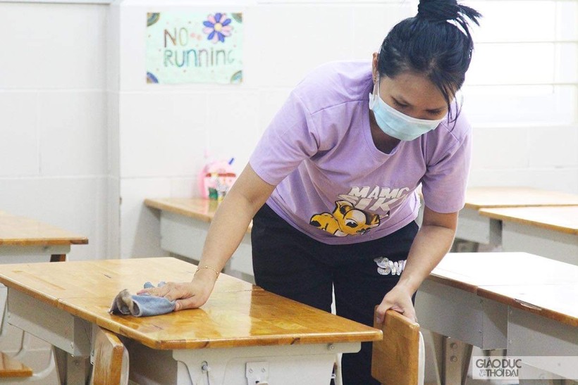 Trường TH Nguyễn Bỉnh Khiêm (Quận 1) tổng vệ sinh, khử khuẩn ngày 26/2. Ảnh: Tuấn Anh