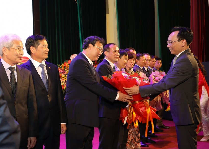 Thứ trưởng Bộ GD&ĐT Hoàng Minh Sơn chúc mừng các thành viên Hội đồng trường Trường ĐH Thủy Lợi.