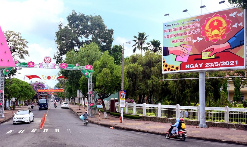 Pano chào mừng ngày bầu cử trên đường Trần Phú (TP Kon Tum)