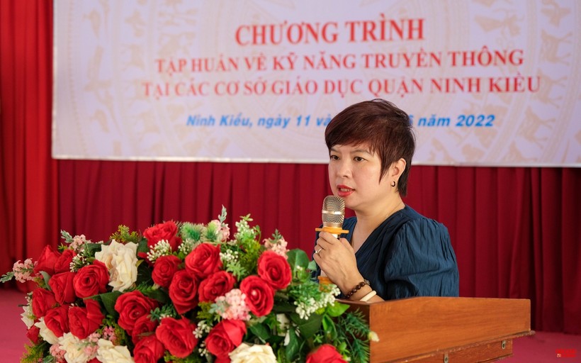Nhà báo Dương Thanh Hương, Phó Tổng biên tập Báo GD&TĐ phát biểu tại buổi tập huấn.
