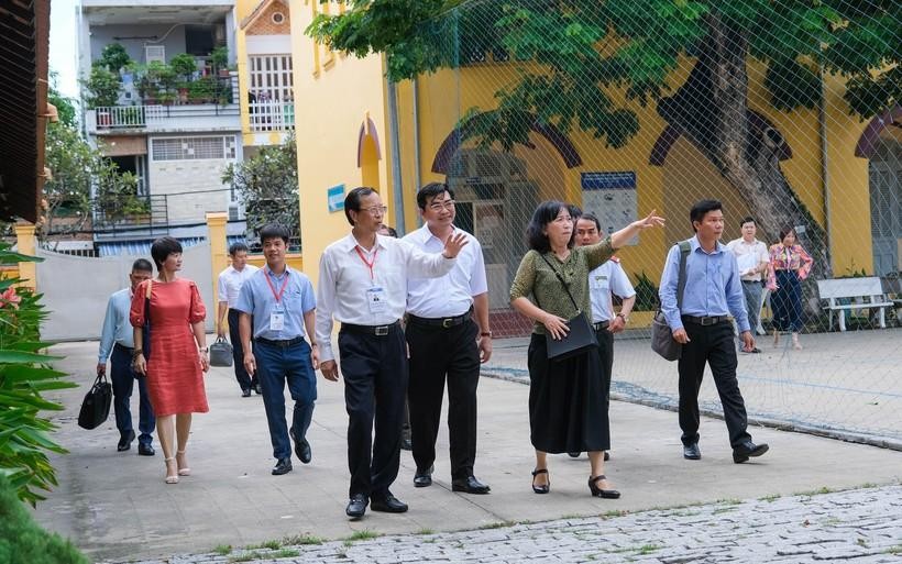 Đoàn công tác đến kiểm tra thực tế tại Trường THPT Châu Văn Liêm, quận Ninh Kiều ).