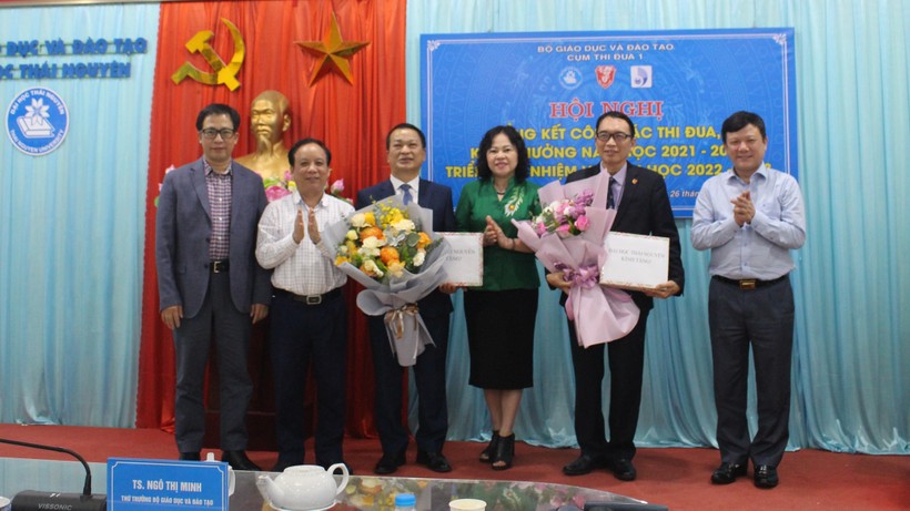 Thứ trưởng Ngô Thị Minh tặng hoa và quà lưu niệm cho các đại diện Cụm thi đua 1.