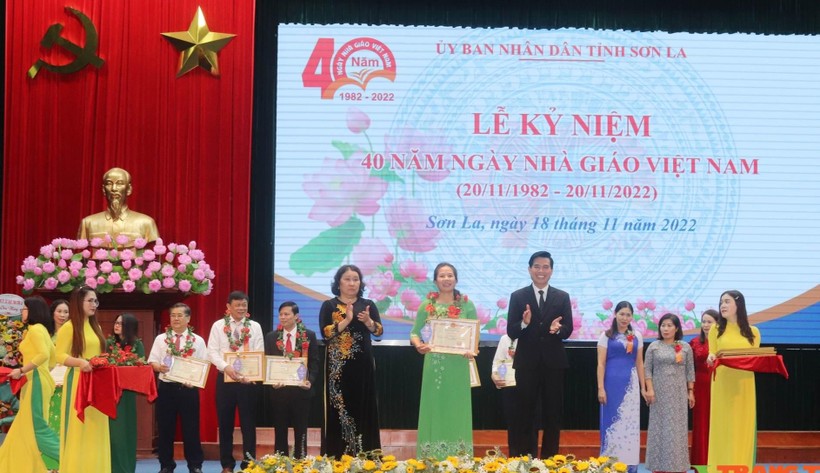 Ông Hoàng Quốc Khánh và bà Tráng Thị Xuân trao Kỷ niệm chương "Vì sự nghiệp giáo dục Sơn La" cho các cá nhân.