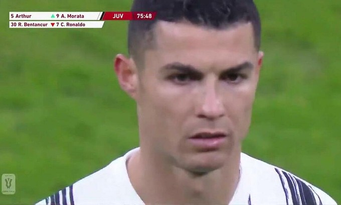 Ronaldo tỏ ra thái độ không hài lòng khi bị rút ra khỏi sân ở phút 76.