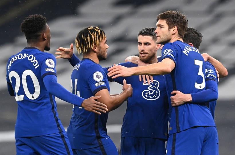 Niềm vui của các cầu thủ Chelsea khi hạ Tottenham 1-0 ở vòng 22 Ngoại hạng Anh.