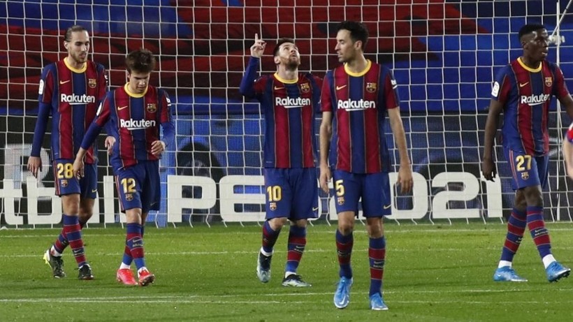 Messi ăn mừng cú đúp bàn thắng vào lưới Alaves ở vòng 23 La Liga.
