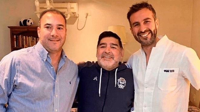 Maradona (giữa) và bác sĩ điều trị Luque bên trái ông.