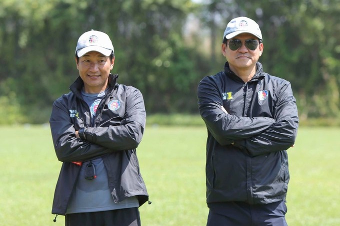 Chuyên gia Masahiro Shimoda (trái) sẽ thay thế HLV Vũ Tiến Thành tại Sài Gòn FC? (Ảnh T.A)