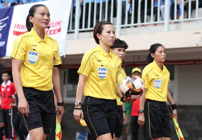 Trọng tài Bùi Thị Thu Trang (giữa) và trợ lý Trương Thị Lệ Trinh (trái) vừa lọt vào danh sách ứng viên của FIFA.