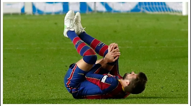 Pique dính chấn thương trong trận gặp Sevilla ở bán kết Cúp Nhà Vua.