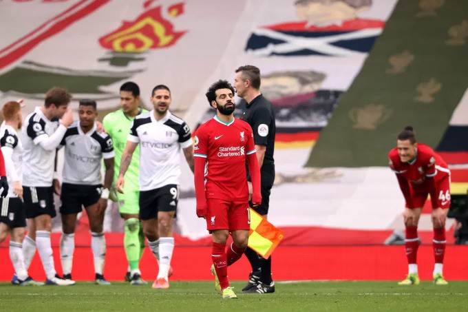 Hình ảnh rệu rã của các cầu thủ Liverpool (áo đỏ) khi liên tiếp thất thủ sân nhà.