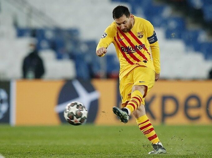 Messi ghi tuyệt phẩm sút xa gỡ hoà 1-1 cho Barca.