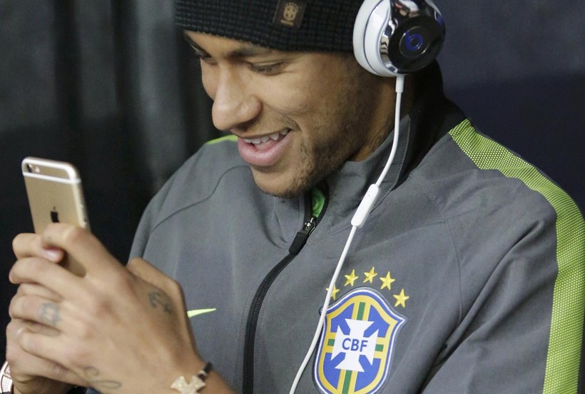 Naymar được cho là đã gọi điện chèo kéo Messi gia nhập PSG.