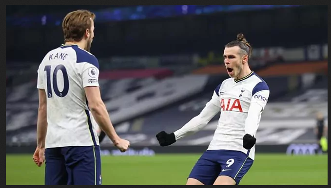 Gareth Bale chia vui bàn thắng với Harry Kane.