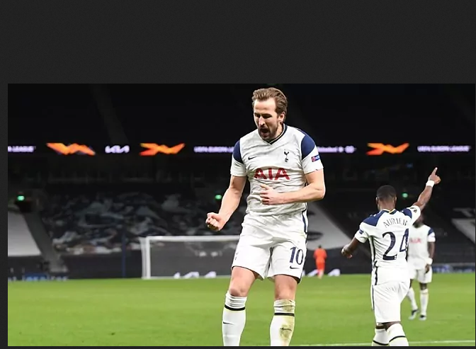 Kane đưa Tottenham đặt một chân vào vòng tứ kết.