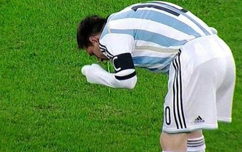 Hình ảnh Messi nôn khan từng khiến nhiều người lo lắng. 