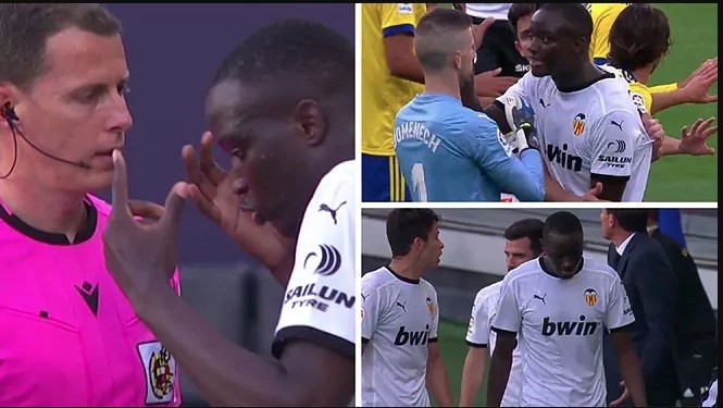 Cầu thủ Valencia rời sân phản đối bị phân biệt chủng tộc.
