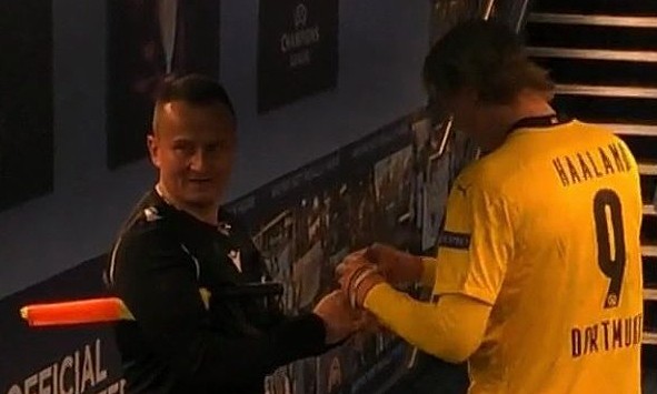 Trọng tài Octavian Sovre xin chữ ký Haaland sau trận Man City hạ Dortmund 2-1.