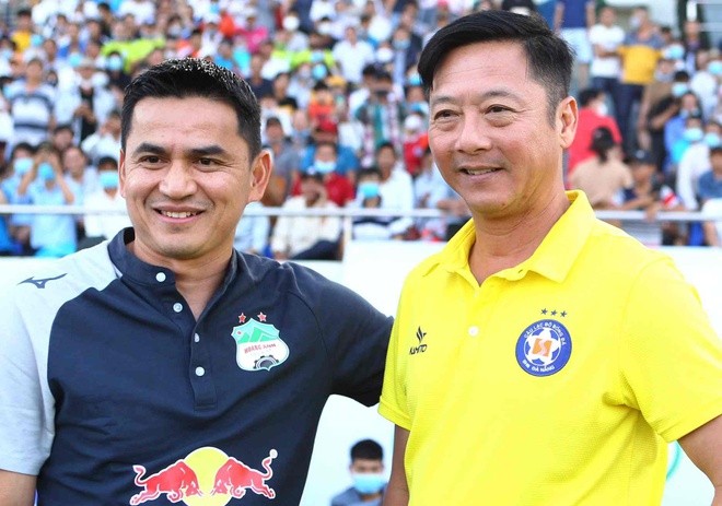 HLV Lê Huỳnh Đức thua đồng nghiệp Kiatisak trong cuộc đấu trí trên sân Hoà Xuân.