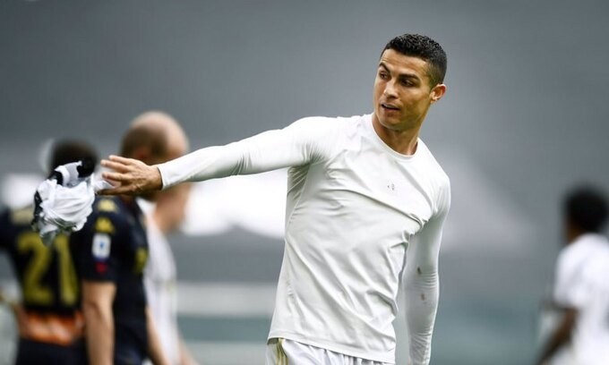 Ronaldo ném áo, đấm đá vào tường vì không ghi bàn, dù đội nhà thắng to.