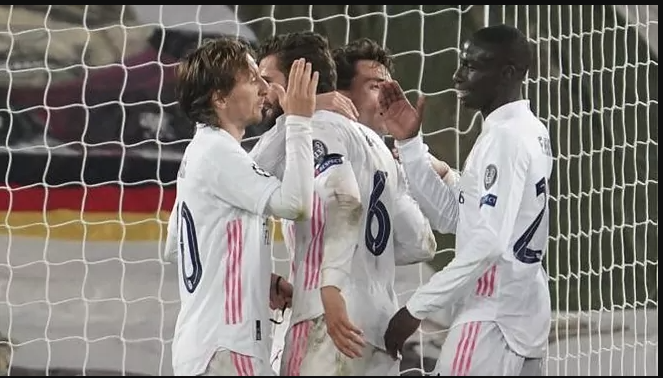 Các cầu thủ Real Madrid vui mừng khi đội nhà vào bán kết Champions League.