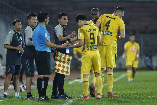 Báo Thái Lan quan ngại đoàn quân của Kiatisak gặp khó trước Hà Nội FC.