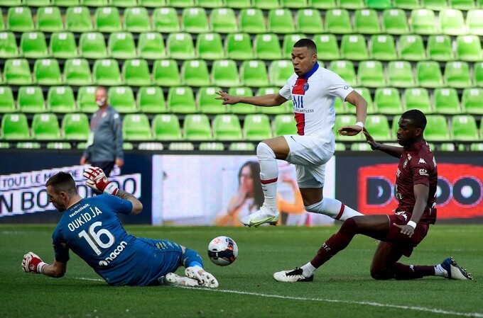 Mbappe trình diễn phong độ chói sáng trong chiến thắng của PSG trước Metz.