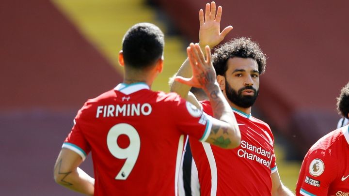 Salah chia vui bàn thắng thứ 20 Ngoại hạng Anh mùa này với đồng đội.