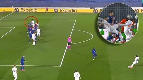 Bàn gỡ hoà gây tranh cãi của Benzema cho Real Madrid trước Chelsea.