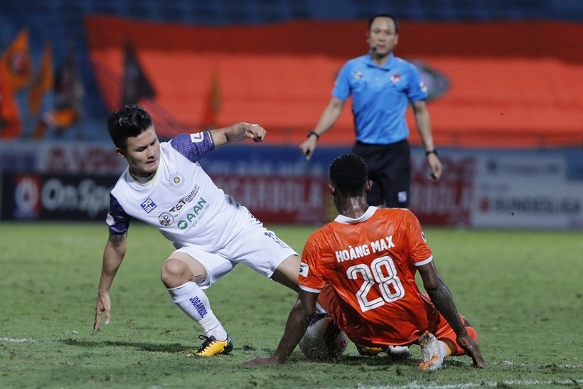 Quang Hải không cứu nổi Hà Nội FC khỏi trận thua trước tân binh Bình Định.