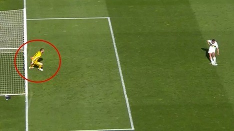 Hình ảnh cho thấy 2 chân thủ môn của Atletico Madrid đã rời khỏi vạch vôi khi cầu thủ Elche đá 11m.