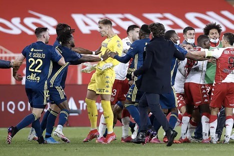 4 cầu thủ bị thẻ đỏ trong trận Lyon - Monaco tối 3/5.