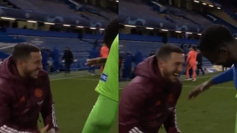 Hình ảnh Hazard cười đùa mãn nguyện với cầu thủ Chelsea.