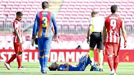 Sergio Busquets chấn thương nặng nằm sân trong trận Barceona hoà Atletico 0-0, tối 8/5.