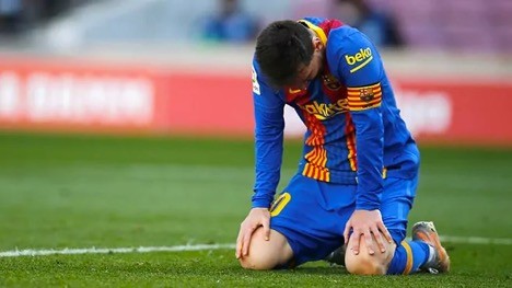 Messi và các đồng đội gặp khó trong cuộc đua tới ngôi vương La Liga.