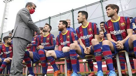 Chủ tịch Joan Laporta nói chuyện với các cầu thủ Barca.