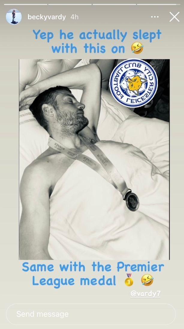 Jamie Vardy đeo huy chương Cup FA ngủ ngon lành.