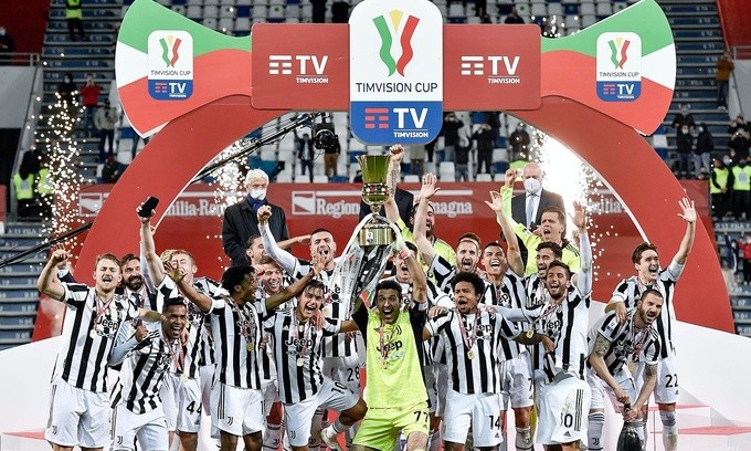 Các cầu thủ Juventus nâng Cup trên sân Mapei sau khi hạ Atalanta 2-1.