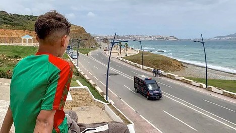 Một thiếu niên Morocco đang hướng mắt nhìn về phía biên giới Tây Ban Nha.