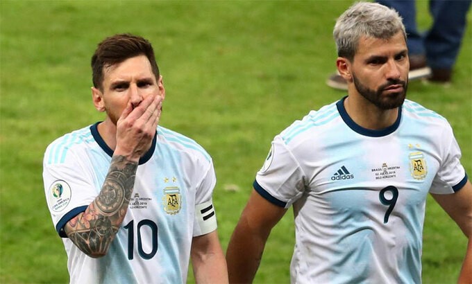 Aguero chấp nhận giảm nửa lương để được sát cánh cùng bạn thân Messi.