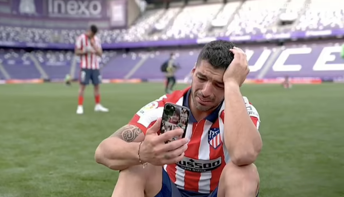 Suarez bật khóc khi gọi điện cho người thân sau khi cùng Atletico madrid vô địch La Liga.