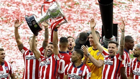 Suarez nâng cao Cup vô địch La liga cùng Atletico Madrid.