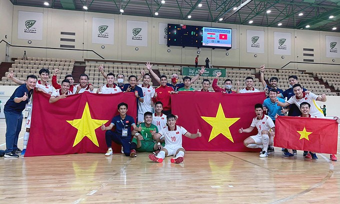 Tuyển futsal Việt Nam mừng chiến tích lần thứ 2 dự World Cup.